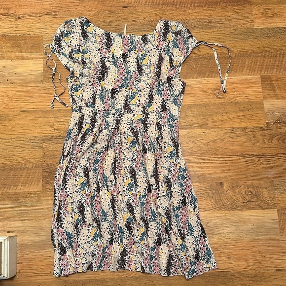 Free People Short Sleeve V-Neck Front Cut Out Floral Summer Dress A5 - Picture 3 of 5